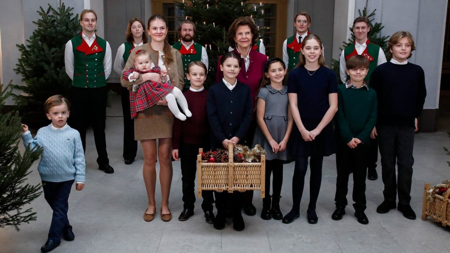 Königin Silvia von Schweden umgeben von ihrer neunköpfigen Enkelschar.