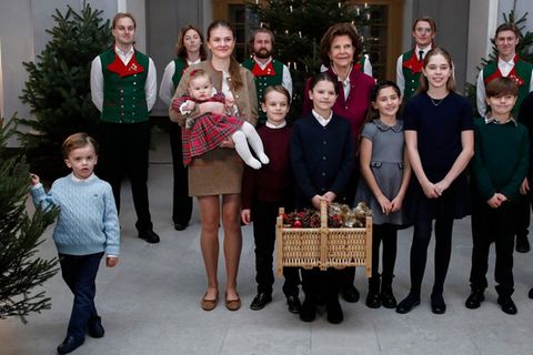 Königin Silvia von Schweden umgeben von ihrer neunköpfigen Enkelschar.