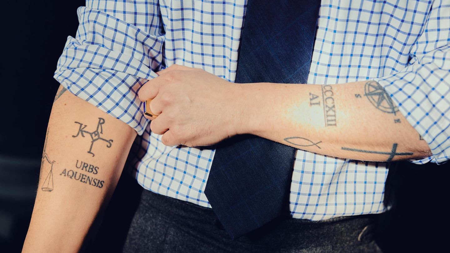 Joe Laschet zeigt Tattoos auf seinem Arm