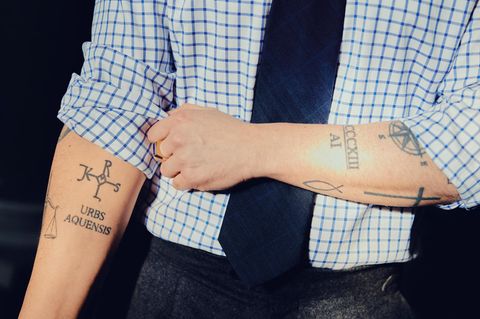 Joe Laschet zeigt Tattoos auf seinem Arm