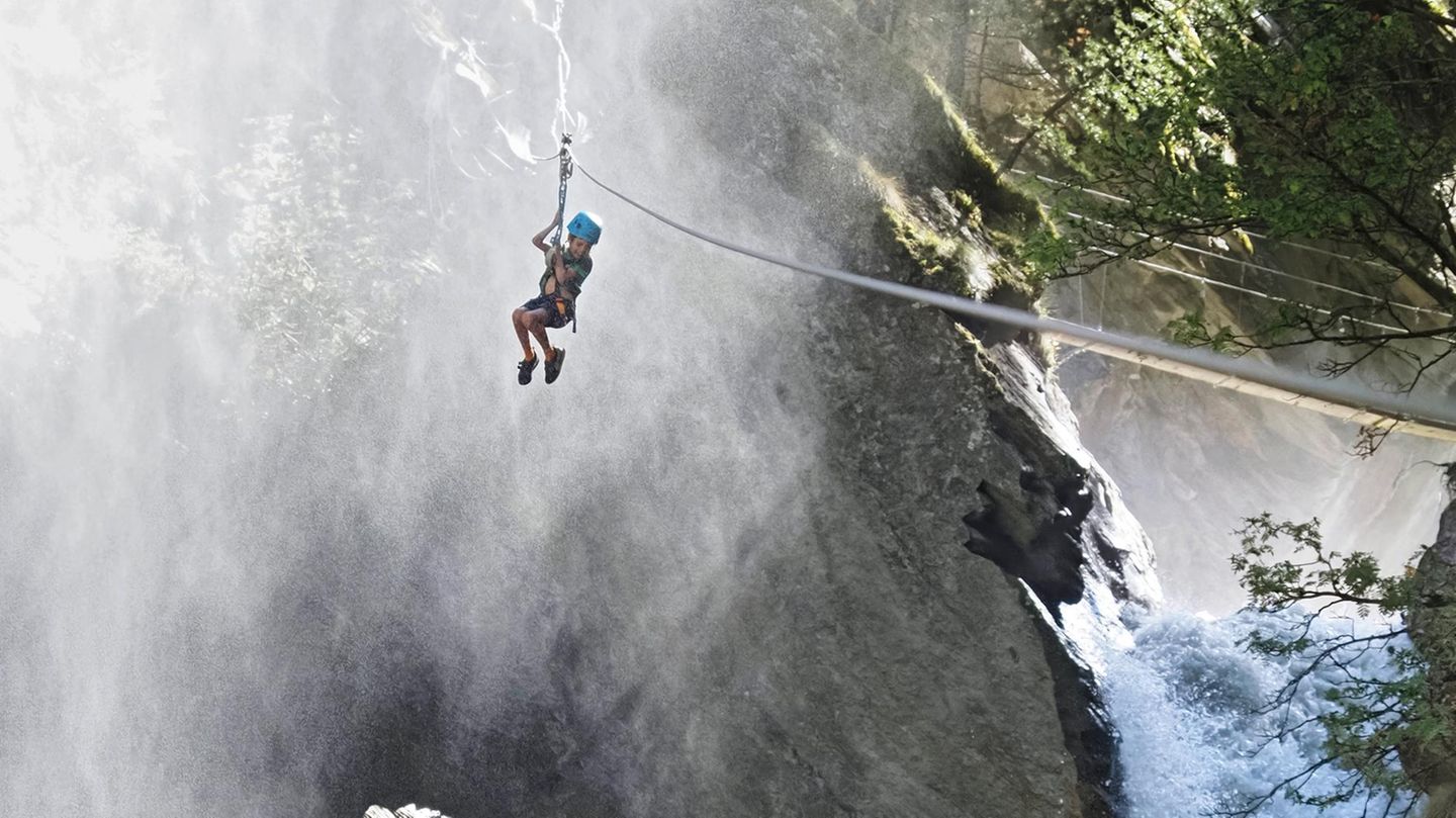 Ein Junge über der Feeschlucht, seine Mutter lernt das Loslassen
