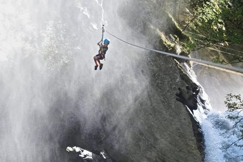 Ein Junge über der Feeschlucht, seine Mutter lernt das Loslassen