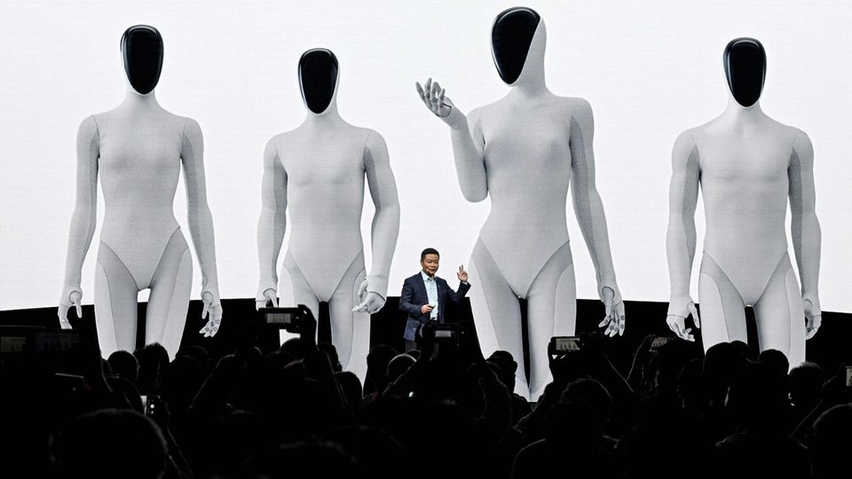 Unternehmer He Xiaopeng, 48, beim jüngsten "Tech Day" seines Unternehmens mit übergroßen Projektionen des geplanten Roboters "Iron"