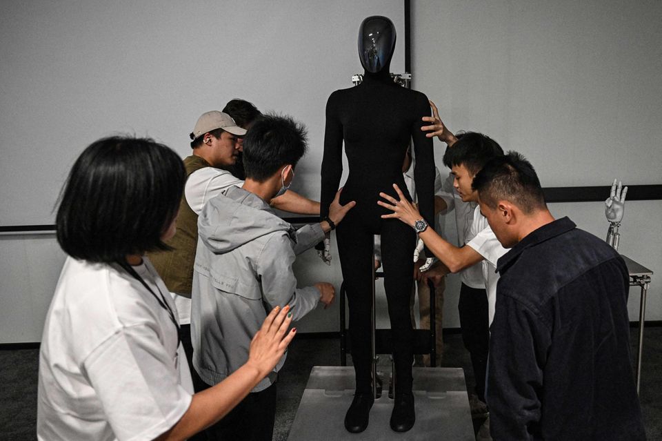 Entwickler arbeiten derzeit am humanoiden Roboter: Haarfarbe, Gestalt, Stimme, Auftreten – alles soll frei wählbar sein, verspricht der Hersteller von "Iron"