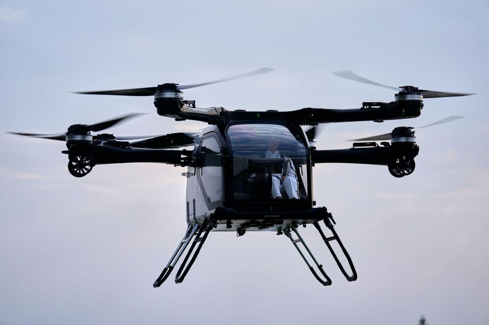 Eine Drohne des "Landflugzeugträgers" der Xpeng-Tochter Aridge beim Probeflug. Schon drei Minuten sollen reichen, um ihre Bedienung und den Flugbetrieb zu lernen