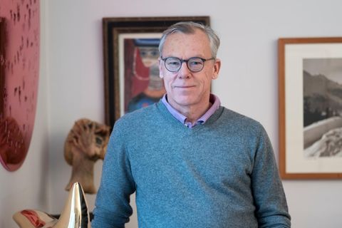 Dominik von Rippentrop vor seiner Kunstsammlung in seiner Schwabinger Wohnung.