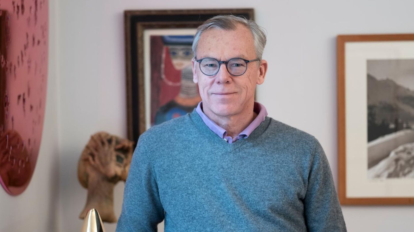 Dominik von Rippentrop vor seiner Kunstsammlung in seiner Schwabinger Wohnung.