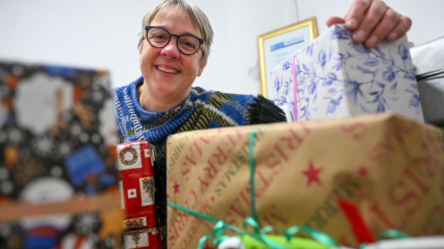 Die Päckchen sind für Obdachlose bestimmt, die Weihnachten im Franziskaner-Kloster feiern. Foto: Jens Kalaene/dpa