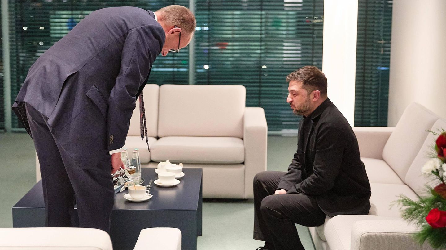 Besuch aus der Ukraine im Bundeskanzleramt: Friedrich Merz schenkt Präsidenten Wolodymyr Selenskyj Kaffee ein