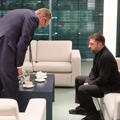 Besuch aus der Ukraine im Bundeskanzleramt: Friedrich Merz schenkt Präsidenten Wolodymyr Selenskyj Kaffee ein