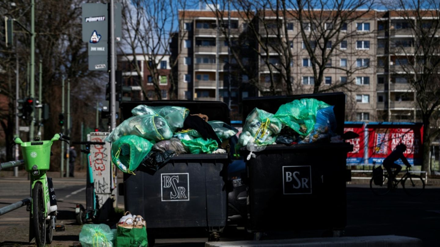 Nicht entleerte Mülltonnen während Warnstreiks in Berlin