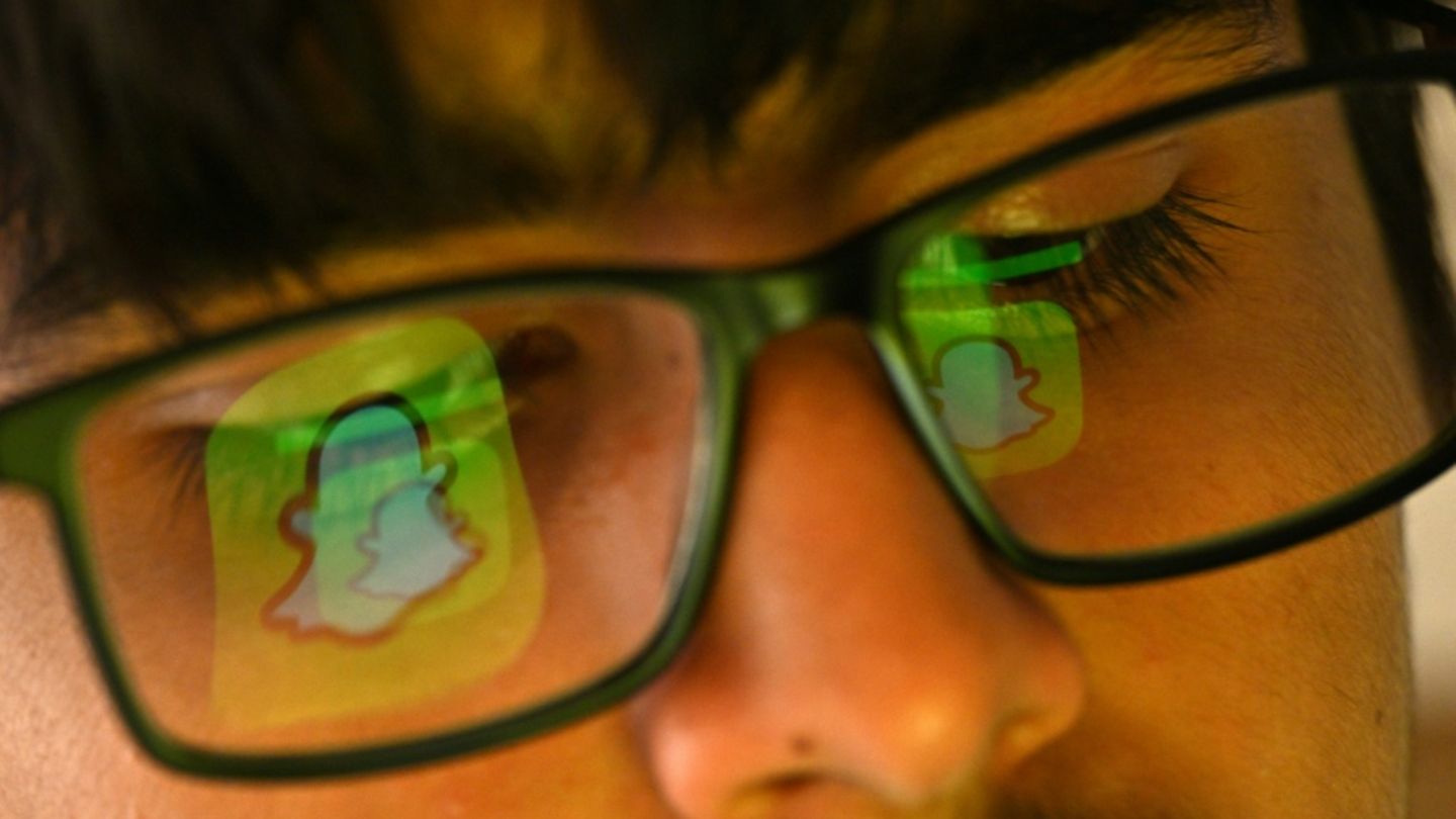 Jugendlicher mit Smartphone