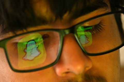 Jugendlicher mit Smartphone