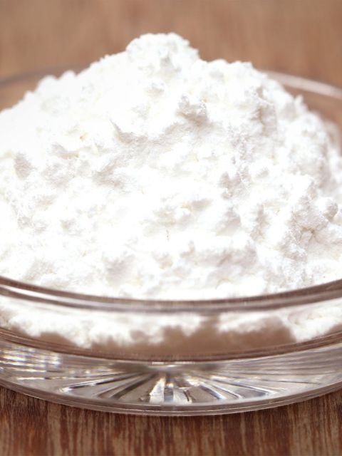 Sollte man im Haus haben: das Superpulver Natron – am besten gleich mehrere Portionen davon, strategisch günstig im Haus verteilt. Denn Natron kann nicht nur zum Backen und gegen Sodbrennen angewendet werden, sondern auch zum Gerüche entfernen oder Silber putzen. Dazu fallen beim Verbrauch des nachhaltigen Mittels kaum Kosten oder Verpackungsmüll an. Darum feiert das alte Hausmittel gerade ein Comeback.