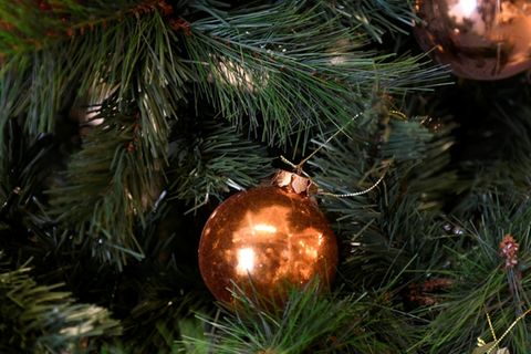 Kugel an Weihnachtsbaum