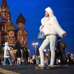zwei junge Frauen stehen vor der Kathedrale in Moskau und fotografieren sich