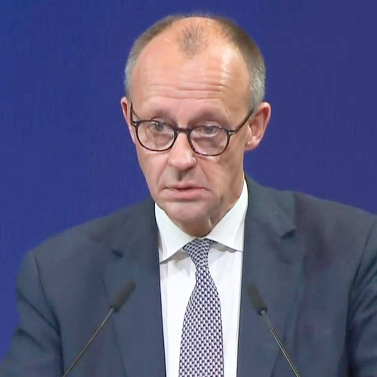 Sichtlich ergriffener Merz ringt mit den Tränen