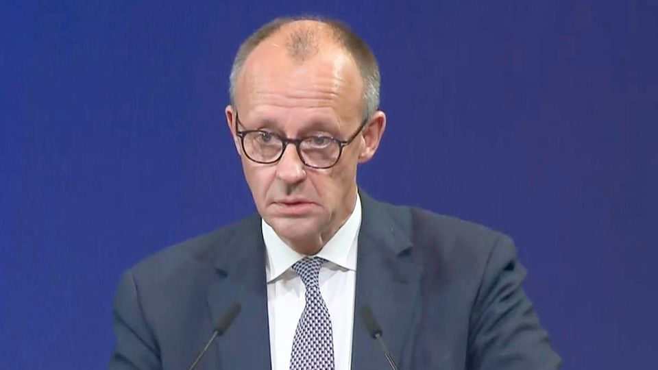 Sichtlich ergriffener Merz ringt mit den Tränen