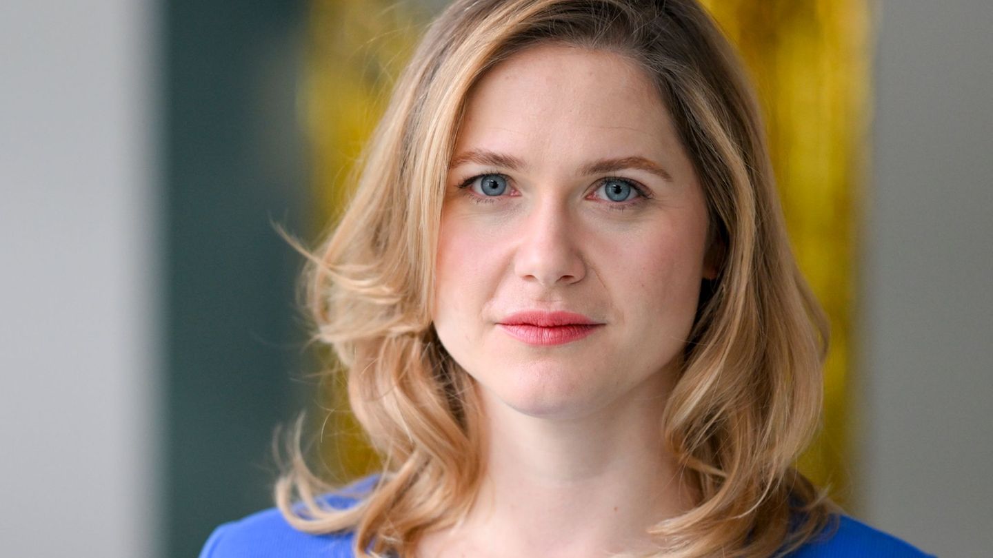 Schauspielerin Laura Lippmann kann Gebärdensprache übersetzen. Foto: Jens Kalaene/dpa