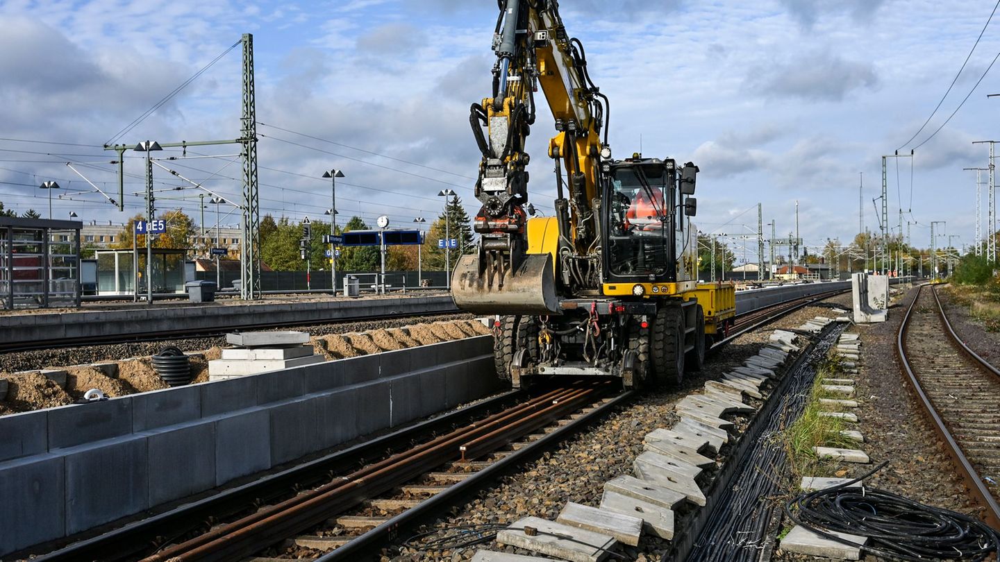 Die Oberbauarbeiten auf der Bahnstrecke Hamburg-Berlin sind inzwischen abgeschlossen. (Archivbild) Foto: Jens Kalaene/dpa