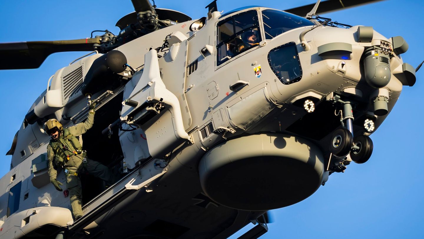 Übergabe Hubschrauber NH90 Sea Tiger an die Deutsche Marine. Foto: Christoph Soeder/dpa