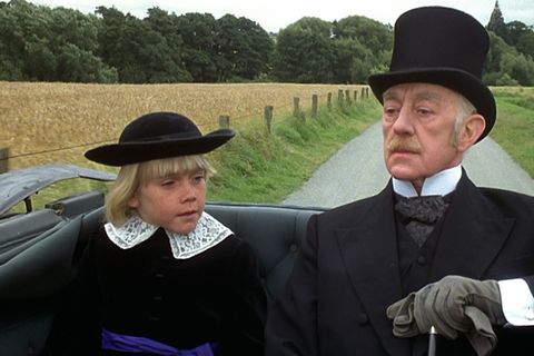 Der kleine Cedric Errol (Ricky Schroder, links) reist auf Wunsch seines Großvaters Earl of Dorincourt (Alec Guinness) nach England. Auf dem Schloss Dorincourt soll der Junge eine standesgemäße Erziehung genießen.