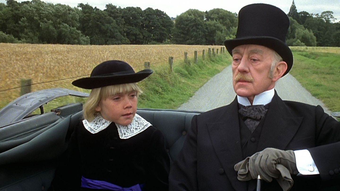 Der kleine Cedric Errol (Ricky Schroder, links) reist auf Wunsch seines Großvaters Earl of Dorincourt (Alec Guinness) nach England. Auf dem Schloss Dorincourt soll der Junge eine standesgemäße Erziehung genießen.