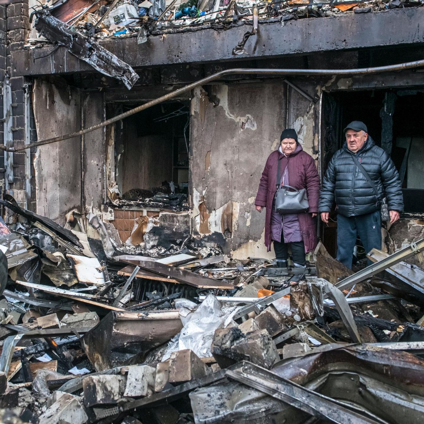 Menschen in einem zerstörten Gebäude nach einem Luftangriff in der Ukraine, Kiew