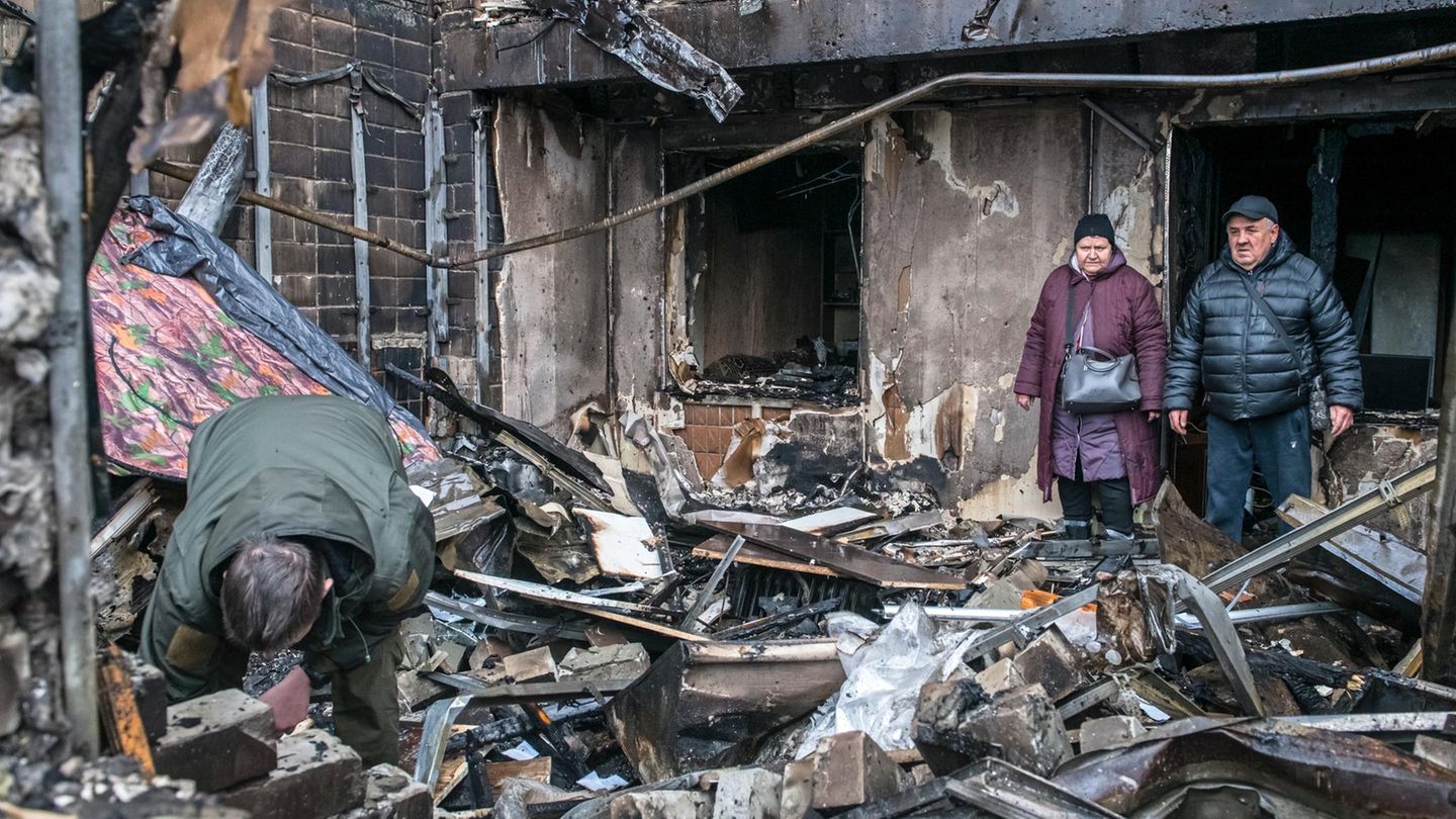 Menschen in einem zerstörten Gebäude nach einem Luftangriff in der Ukraine, Kiew