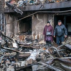 Menschen in einem zerstörten Gebäude nach einem Luftangriff in der Ukraine, Kiew