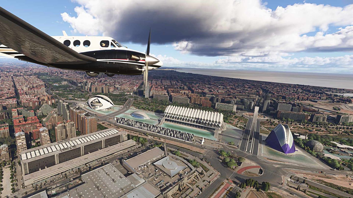 Eine Beechcraft über dem virtuellen Valencia im neuen Microsoft Flight Simulator 2024