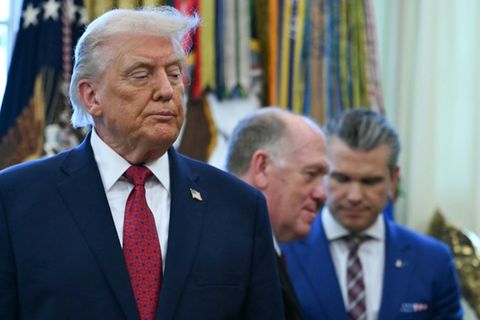 Trump und Hegseth (außen rechts) im Weißen Haus