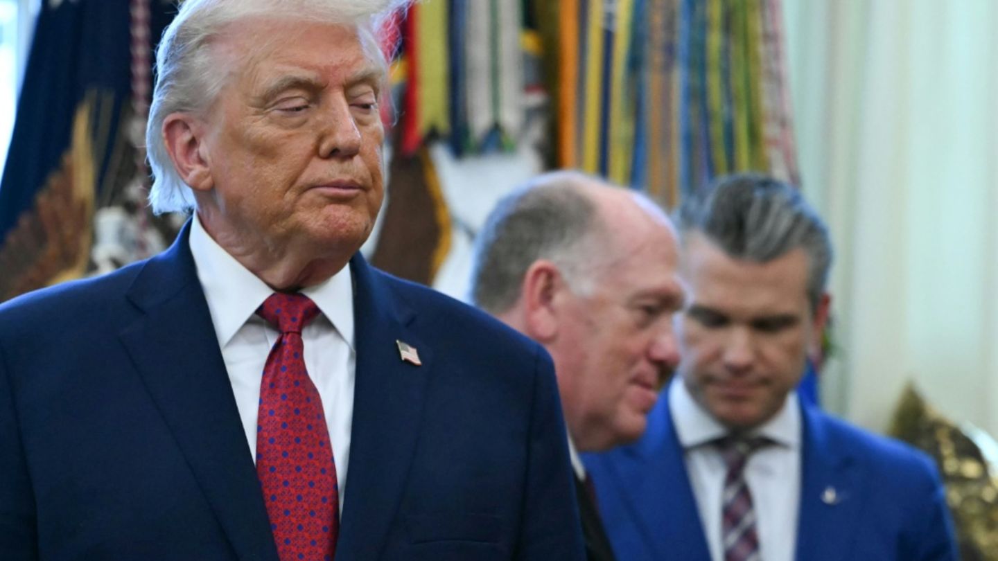 Trump und Hegseth (außen rechts) im Weißen Haus