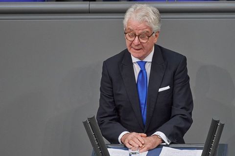 Marcel Reif bei seiner Rede im Bundestag im Januar 2024.