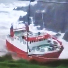 Spielball der See – Wellen werfen 350-Tonnen-Trawler gegen Felsküste