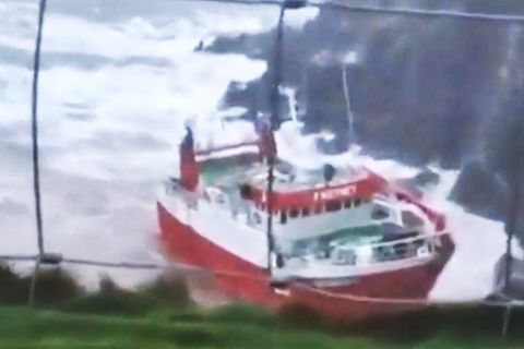 Spielball der See – Wellen werfen 350-Tonnen-Trawler gegen Felsküste