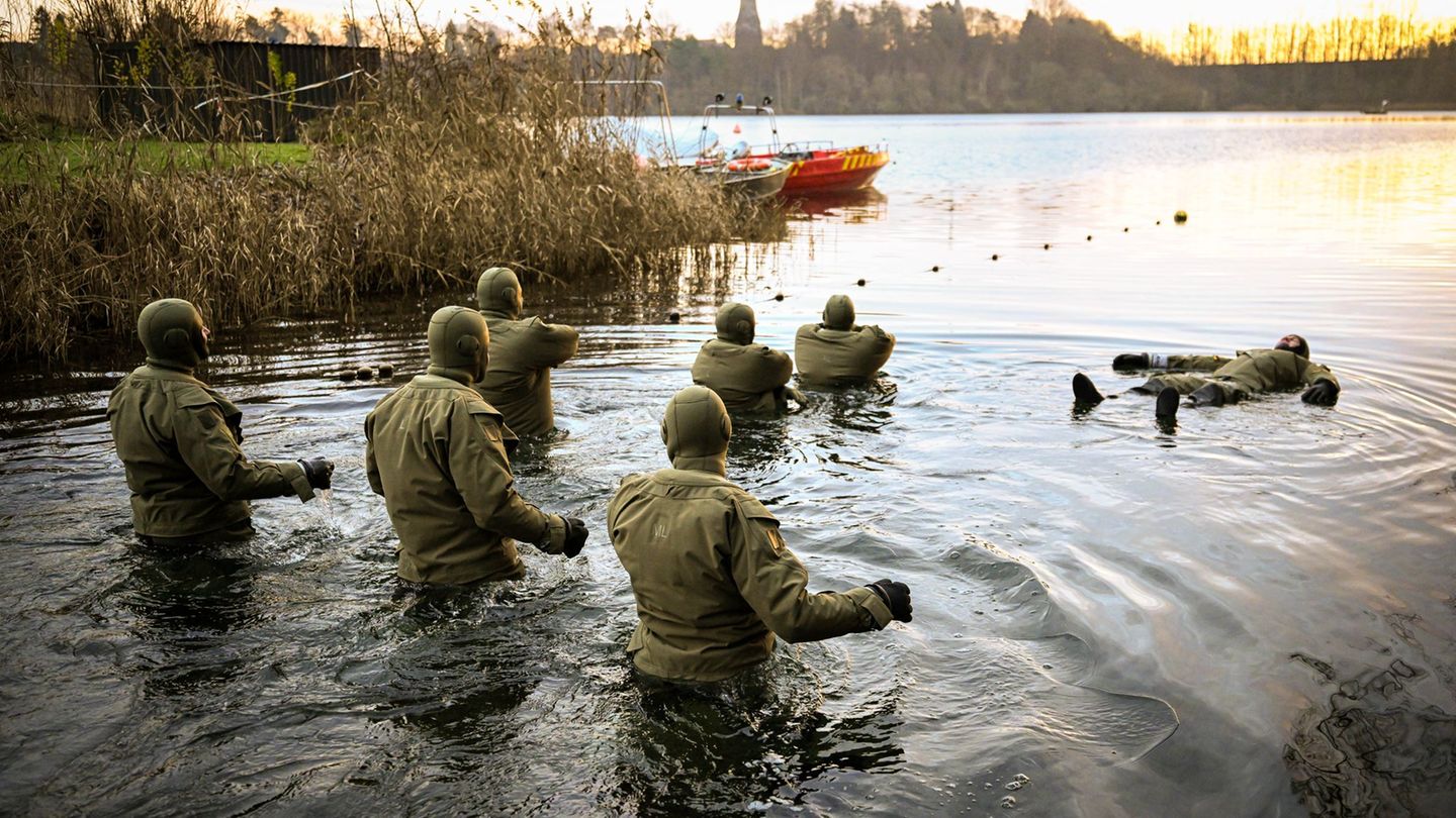 Die Marinetaucher trainieren im Kreidesee Hemmoor. Foto: Sina Schuldt/dpa