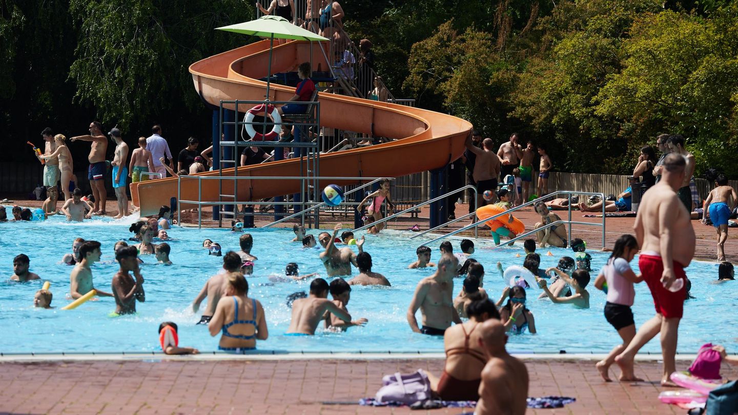 Zahlreiche kleinere Straftaten in der Sommersaison in Berliner Freibädern. (Archivbild) Foto: Jörg Carstensen/dpa
