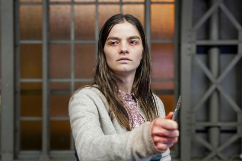 Im "Tatort" aus Dresden wird die 16-jährige Amanda (Emilie Neumeister) mit einem Skalpell am Bahnhof aufgegriffen