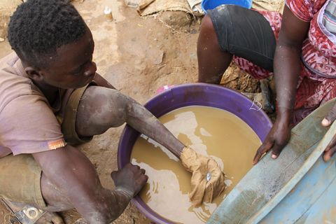 Wer von Kinderarbeit profitiert, soll durch das Gesetz zur Rechenschaft gezogen werden können. (Symbolbild) Foto: picture allian
