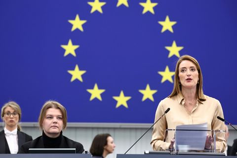 Metsola mit der Tochter des inhaftierten Poczobut