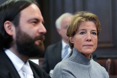 Christina Block sitzt im Gerichtssaal neben ihrem Verteidiger Ingo Bott. Foto: Marcus Brandt/dpa