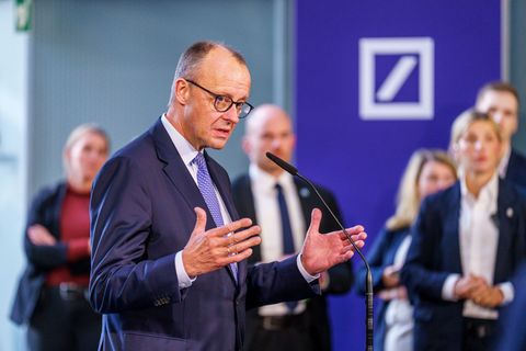 Kanzler Friedrich Merz beim Besuch der Deutschen Bank Foto: Andreas Arnold/dpa