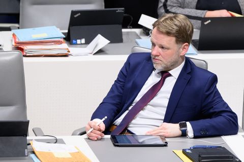 Finanzminister Heere sieht in den gelockerten Schuldenregeln eine Zeitenwende. Foto: Julian Stratenschulte/dpa