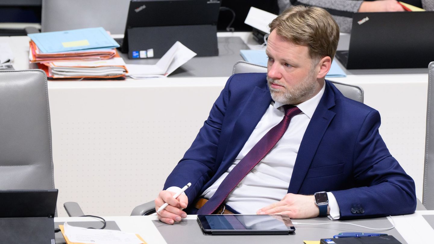 Finanzminister Heere sieht in den gelockerten Schuldenregeln eine Zeitenwende. Foto: Julian Stratenschulte/dpa