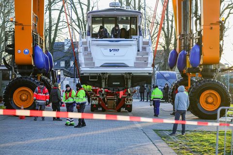 Schiffskran "Big Willi" ist so groß und stark, dass er ganze Schiffe versetzen kann. Foto: Christoph Reichwein/dpa