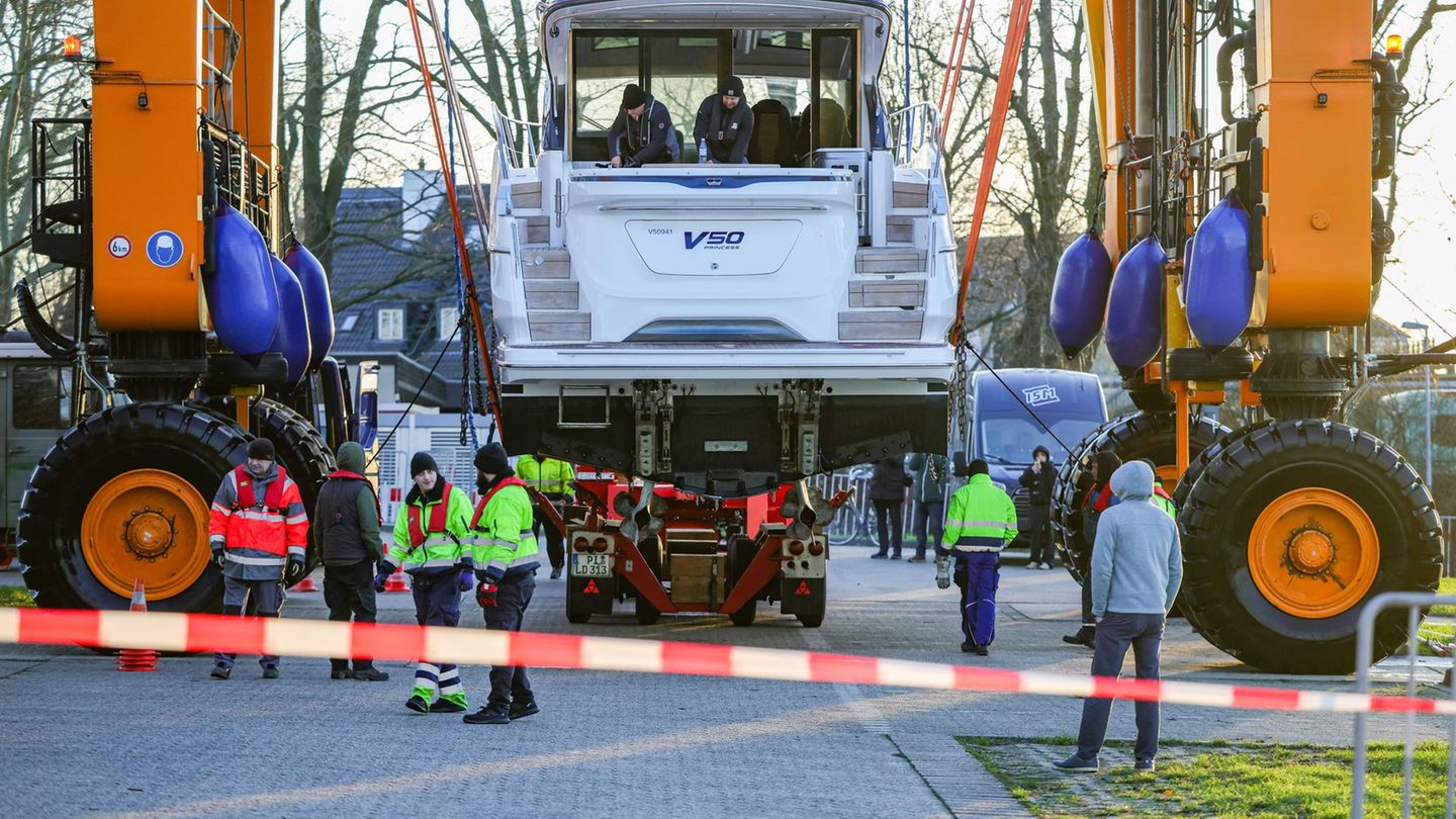 Schiffskran "Big Willi" ist so groß und stark, dass er ganze Schiffe versetzen kann. Foto: Christoph Reichwein/dpa