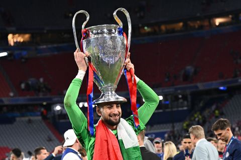 Krönung: Gianluigi Donnarumma mit der Champions-League-Trophäe. Foto: Sven Hoppe/dpa