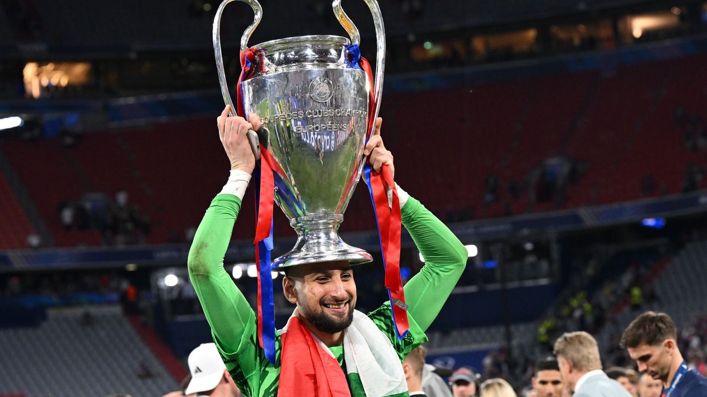 Krönung: Gianluigi Donnarumma mit der Champions-League-Trophäe. Foto: Sven Hoppe/dpa