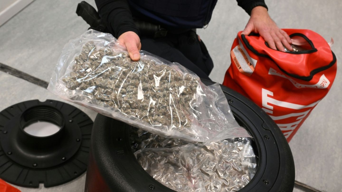 Ermittler präsentiert Drogenfund am Brüsseler Airport